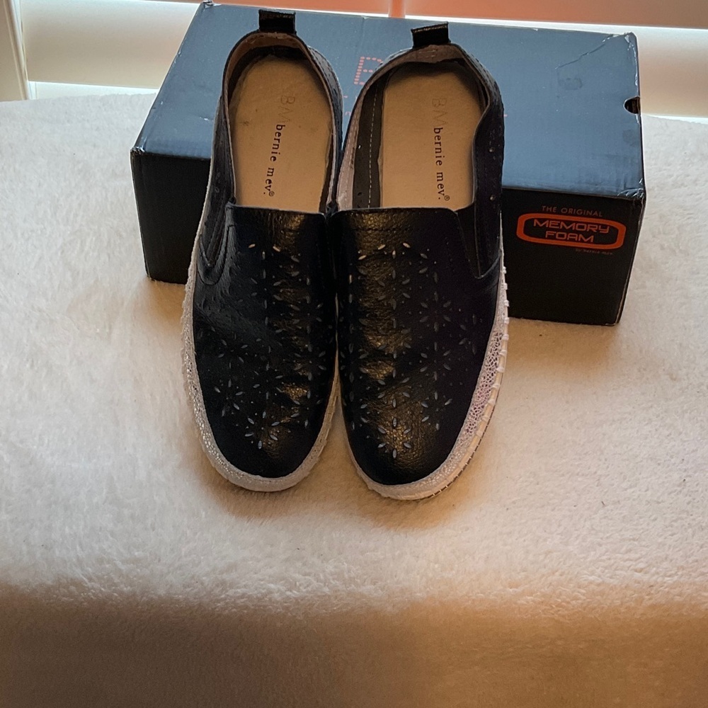 bernie mev. Black Floral Slip-On Sneakers with White Sole